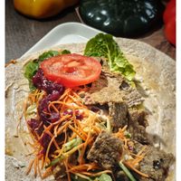 可能是墨西哥捲餅和希臘旋轉烤肉的圖像
