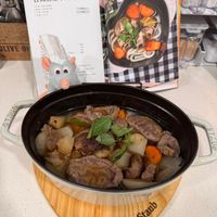 可能是火鍋、燉小牛膝和文字的圖像