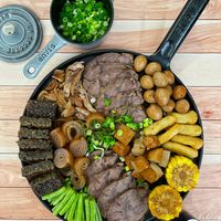 可能是起司火鍋、火鍋、香菇、肉排和文字的圖像