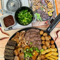 可能是豆腐、香菇、火鍋、肉排和文字的圖像