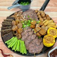 可能是豆腐、肉排、火鍋和文字的圖像