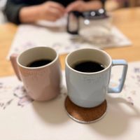 可能是咖啡、咖啡杯和矢車菊的圖像