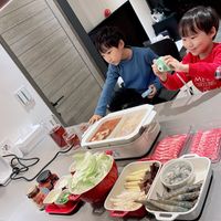 可能是小孩、壽司和文字的圖像