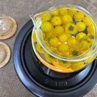 可能是泡茶器和千日紅的圖像