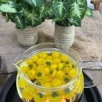 可能是泡茶器、千日紅和小木犀樹的圖像