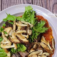 可能是燉小牛膝、肉排和顯示的文字是「 STAUE JT料理學習日記2 JT 1ン M 」的圖像