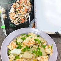 可能是蝦、義大利麵、北非小米飯、炒飯、西班牙大鍋飯和文字的圖像