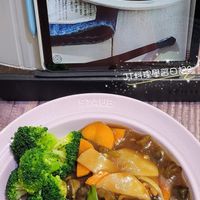 可能是燉小牛膝、拉麵和文字的圖像
