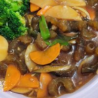 可能是燉小牛膝、肉排、香菇和文字的圖像