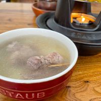 可能是粥、火鍋和顯示的文字是「 STAUB 」的圖像