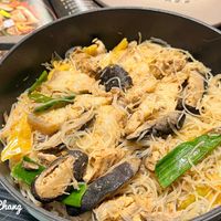 可能是麵、拉麵、炒麵、義大利麵、香菇和文字的圖像