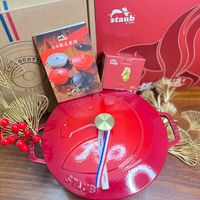 可能是顯示的文字是「 staub c 马年限定系列 taub staub OCOT #ab STAU sHCT ፋር lORSE YCAUR HORSE Άrлb STAYS E 」的圖像