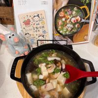 可能是粥、火鍋、豆腐和文字的圖像