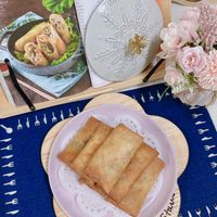 可能是肉餡餅、半圓形餡餅、豆腐和文字的圖像