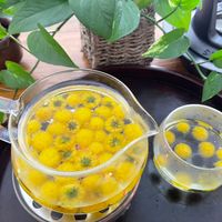可能是泡茶器、龍眼、小木犀樹和千日紅的圖像