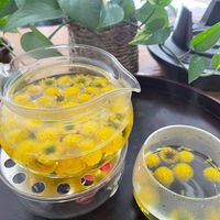 可能是泡茶器、龍眼、小木犀樹和千日紅的圖像