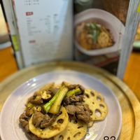 可能是香菇、炒麵和顯示的文字是「黑椒奶油牛肉 三 S 83 」的圖像