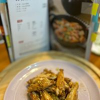 可能是鯷魚和文字的圖像