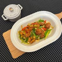 可能是‎炒麵、豆腐和‎顯示的文字是「 ‎COCOTTE STAUB LA STAUD STAUD اياب ባ STAUB S SAUB‎ 」‎‎ 的圖像