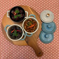 可能是‎顯示的文字是「 ‎س STAUB 日府. Jn SMAUS COCOTTE TE E LA SUvIs STAUB OTTE อกนร دذ AUB o OCOTTE B‎ 」‎的圖像