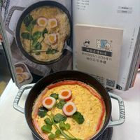 可能是拉麵、水波蛋、粥和文字的圖像