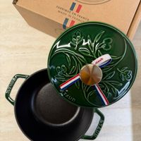 可能是顯示的文字是「 STAUB TAUD STAUB MADE FABRIQUE FABRIQUÉEN II EN FRANCE FRANCE IN staubb 」的圖像