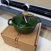 可能是顯示的文字是「 STAYY MADEIN FABRIQUE MADE IN IN FABRIQUEENFRANCE N FRANCE FRANCE Salrs LN قي อน ANG 」的圖像