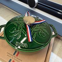 可能是顯示的文字是「 STAUE OTAVB MADE MADEINFRANCE FABRIQUÉENFRA MADE IN FABRIQUÉE EN FRANCE FRANC FRANCE FRANCE 」的圖像
