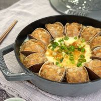 可能是肉餡餅、粥和文字的圖像