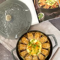 可能是肉餡餅、西班牙大鍋飯和文字的圖像