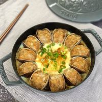 可能是肉餡餅和顯示的文字是「 STAKR STAU 」的圖像