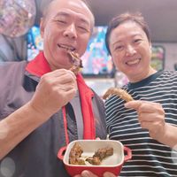 可能是火鍋和顯示的文字是「 Happiness V 」的圖像