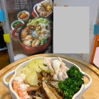可能是粥、拉麵、火鍋、香菇、豆腐和文字的圖像
