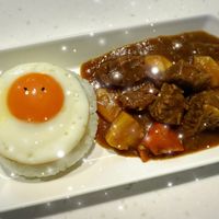 可能是蛋黃、水波蛋和肉排的圖像