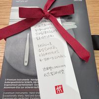 可能是義大利麵、刀和文字的圖像
