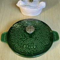 可能是顯示的文字是「 STAUB STAUB STAUB AUB 00 매1해 STAUB FAng FanSFAng FAng 」的圖像