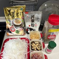 可能是香菇、火鍋、拉麵、豆腐、麵和文字的圖像