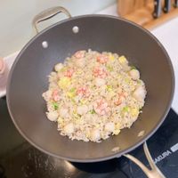 可能是炒飯、西班牙大鍋飯和豆腐的圖像