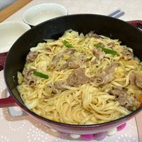可能是麵、義大利麵和顯示的文字是「 NIN dIN 」的圖像