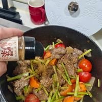 可能是快炒、肉排和文字的圖像