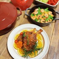 可能是蝦、燉小牛膝、西班牙大鍋飯和文字的圖像