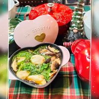 可能是火鍋和顯示的文字是「 COCOTTE บร 奇 Thismoment This moment 」的圖像