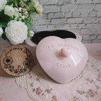 可能是蕾絲、紅心和顯示的文字是「 ۱۸ COCOTTE STAUB 」的圖像