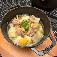可能是燉小牛膝、火鍋、豆腐和文字的圖像