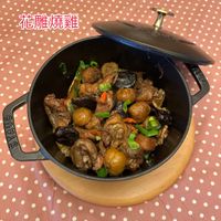 可能是火鍋、香菇、豆腐和顯示的文字是「花雕燒雞」的圖像