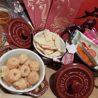 可能是‎顯示的文字是「 ‎LACOCOT STAUD STAUB STAUB עפטולך - 肉治 茶 LOCE 富 SnC‎ 」‎的圖像