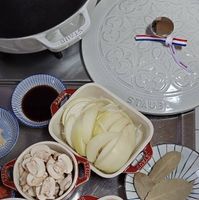 可能是豆腐、火鍋、香菇、麵和文字的圖像