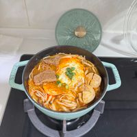 可能是火鍋、拉麵、水波蛋和文字的圖像