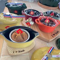 可能是顯示的文字是「酒 あ FA Staub I Staub qne unep 」的圖像