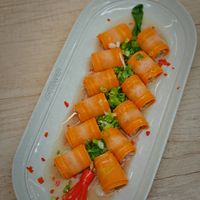 可能是魚卵、壽司、生魚片和煙燻鮭魚的圖像